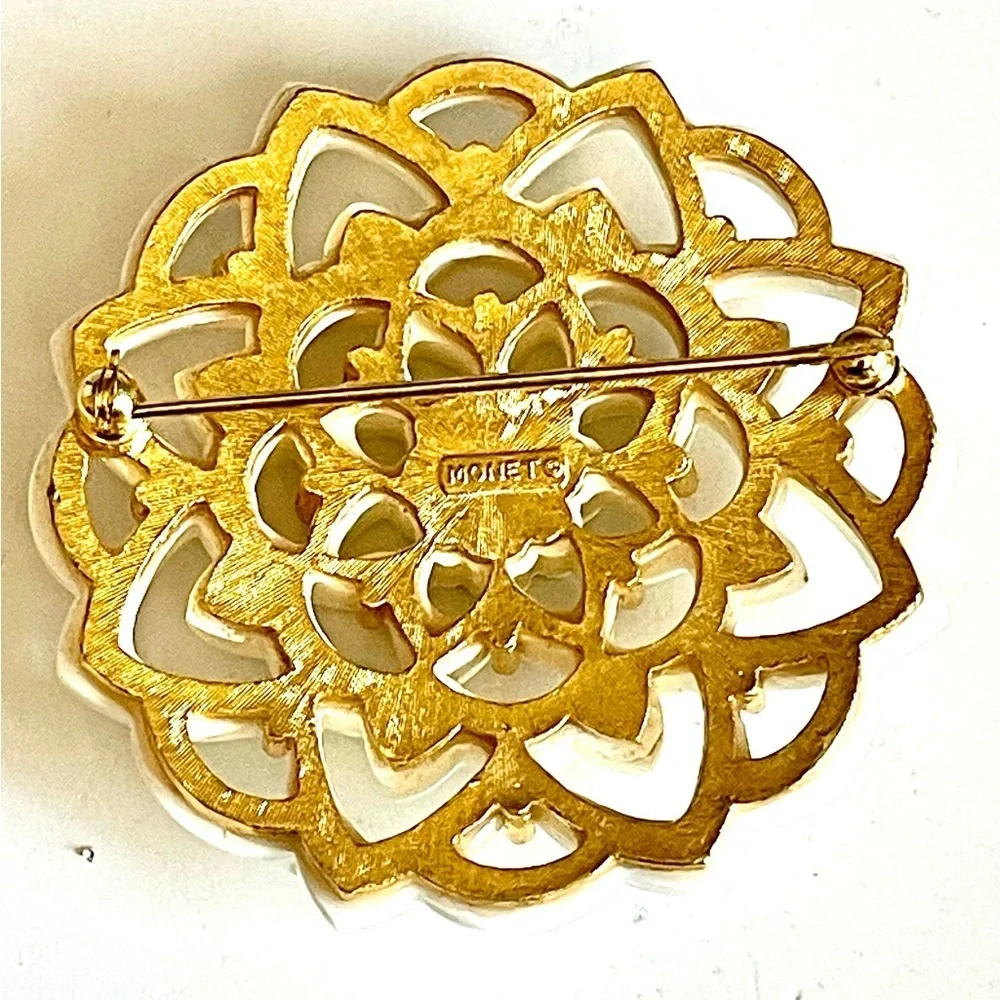 Monet Vintage White Acrylic Flower Brooch Pin Gold Tone Floral Mandala Chic 1980